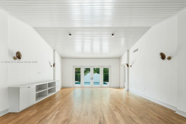 Building Photo - 610 Reinante Ave