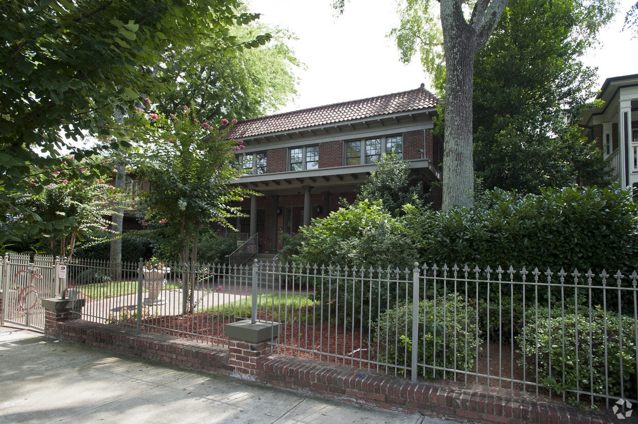 Building Photo - 691 Penn Ave NE