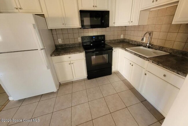 Building Photo - 1525 Cambridge Dr