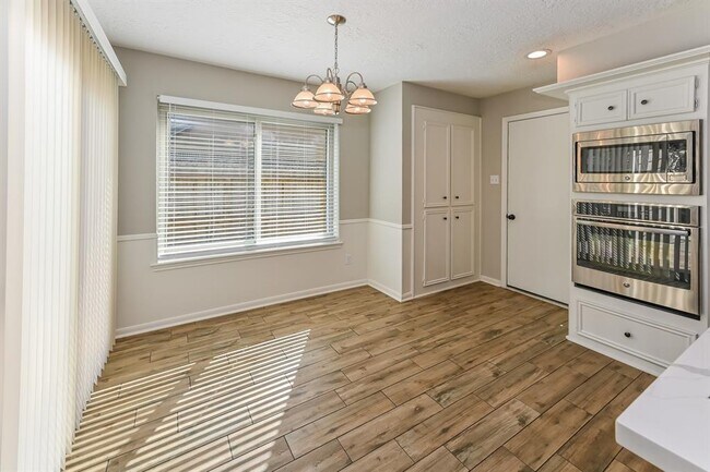 Building Photo - 630 S Rivershire Dr