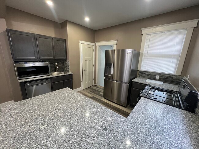 Foto del edificio - 610 W Armstrong Ave