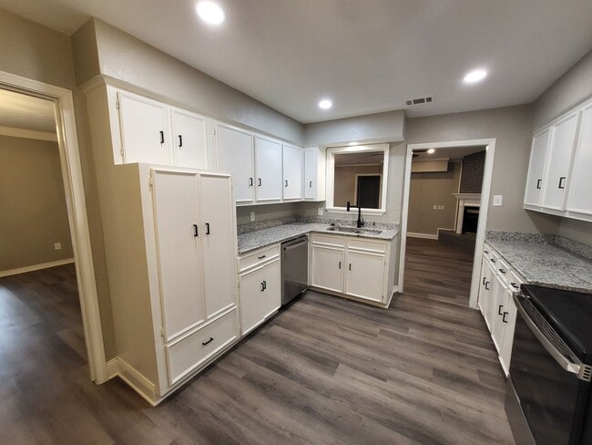 Building Photo - Charming Duplex