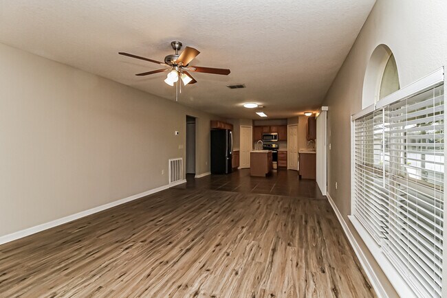 Foto del edificio - 350 Lake Shepard Dr