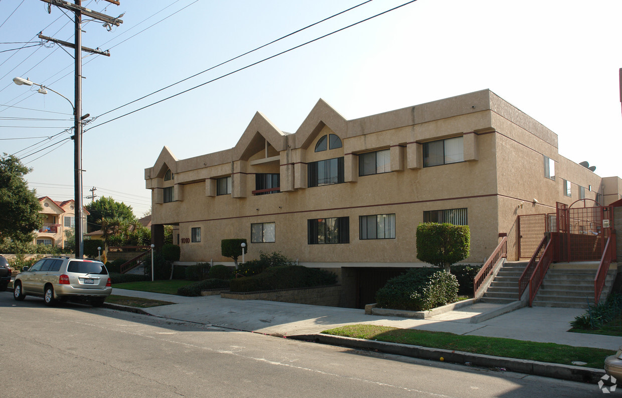 Primary Photo - 1010 E Maple St