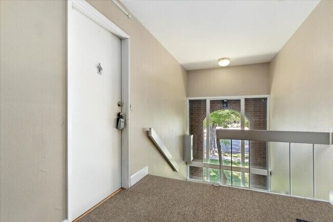 Foto del edificio - FOOTHILL 3 bed 2 bath Condo with Pool