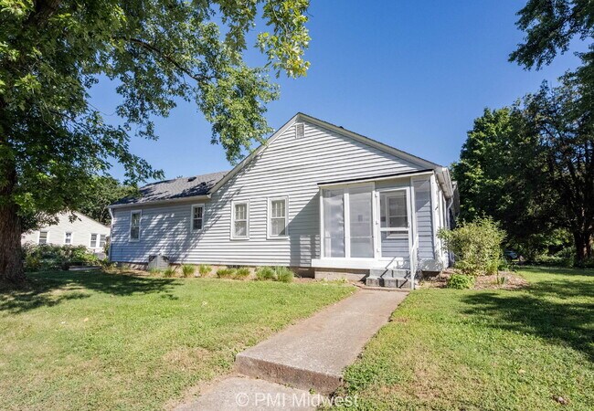 Building Photo - Charming 2 Bed, 1 Bath Duplex with House-L...