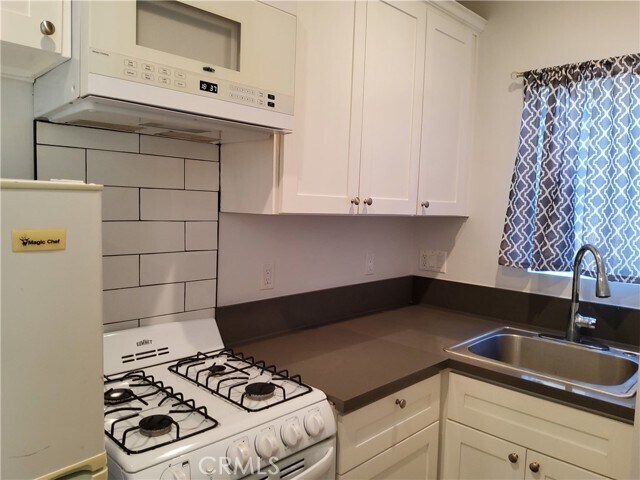 Building Photo - 10710 Helendale Ave