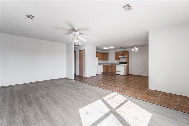 Building Photo - 404 E Marietta Ct