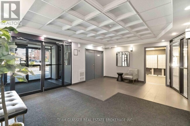 Building Photo - 396 Queens Ave