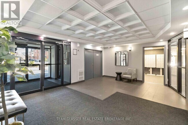 Photo du bâtiment - 396 Queens Ave