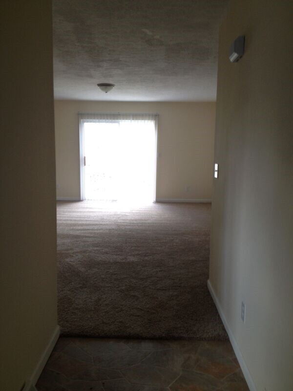 Foto del edificio - 4 bedroom, 2 bath Townhouse in Whittington...