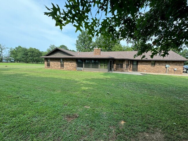 Building Photo - 4BR, 3BA over 2083 sq' & 2 car garage