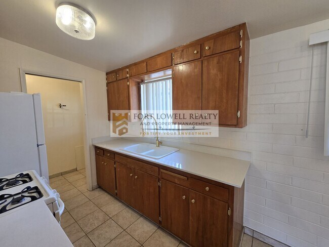Foto del edificio - 2640-2642 N Santa Rita Ave