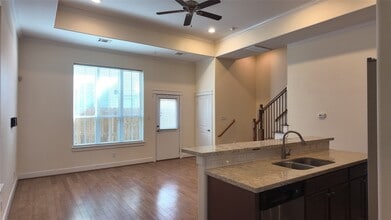 Building Photo - 902 W 20th St