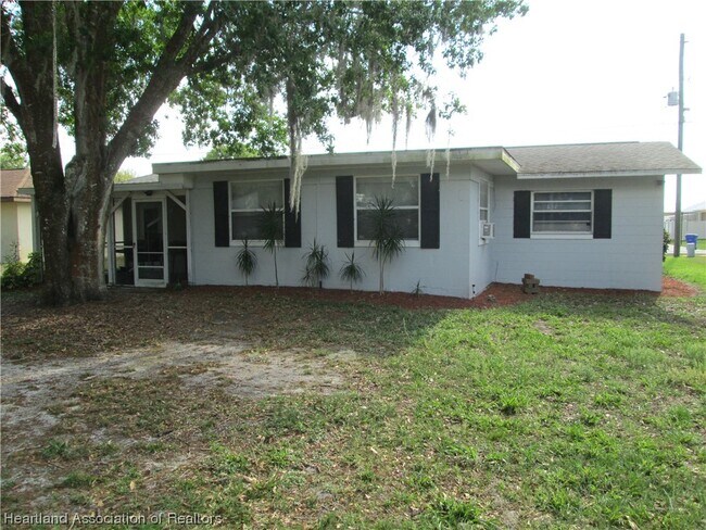 Foto del edificio - 1551 Lake Clay Dr