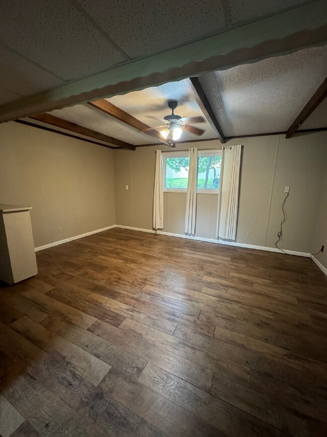 Building Photo - Downstairs 2 bedroom, 1 bathroom apartment...