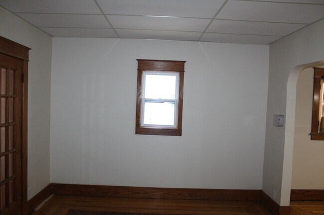 Building Photo - 813 E Third St