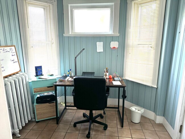 Entry/Office nuck - 85 Lowell Rd