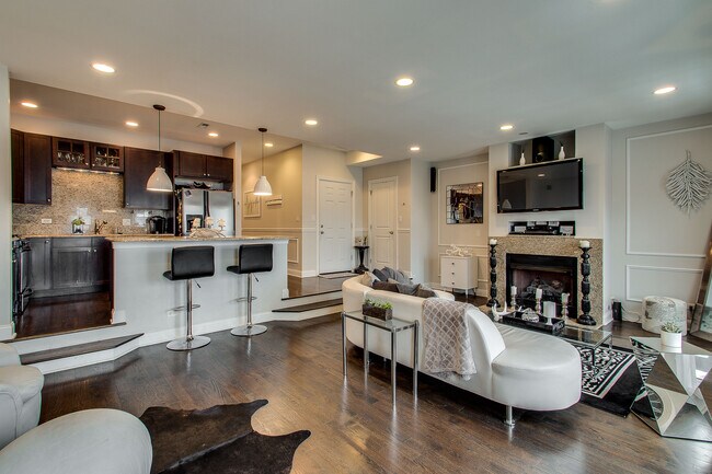 Building Photo - 1406 W Grand Ave