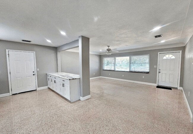 Building Photo - 3 Bedroom 2 Bath in Riveria Bay of St. Pete