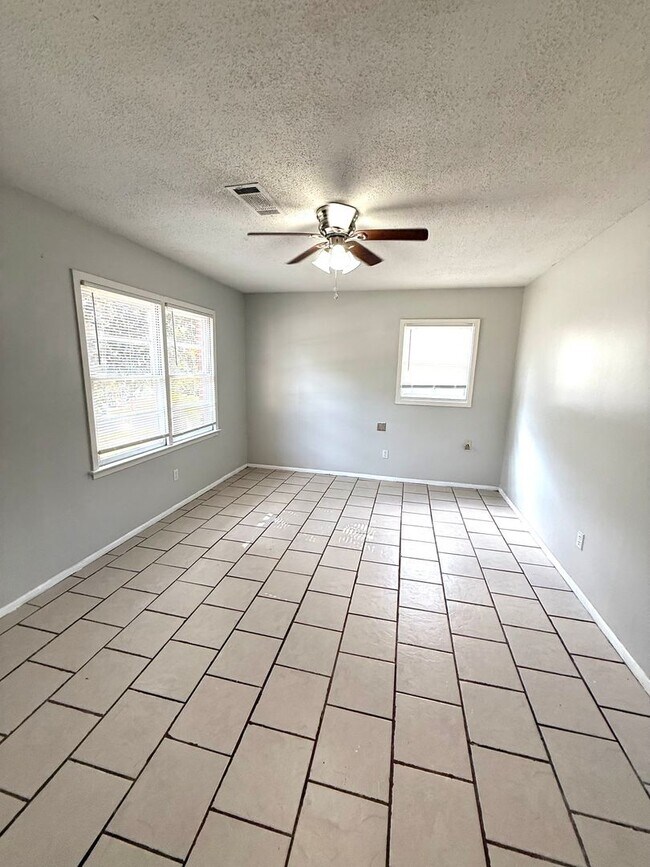 Foto del edificio - ** 3 Bedroom 2 Bath located in Highland Gardens ** Call 334-366-9198 to schedule a self tour