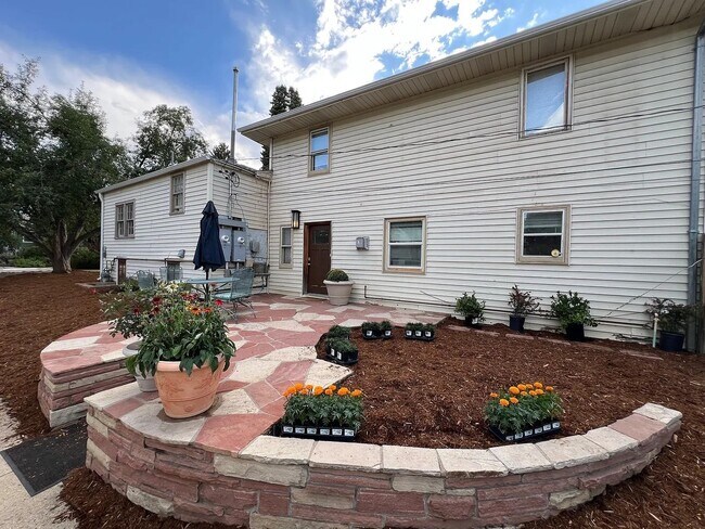 Building Photo - SHORT TERM RENTAL: Spacious 5+ Bedroom Home on the Hill! Available Now-July 31st 2026.