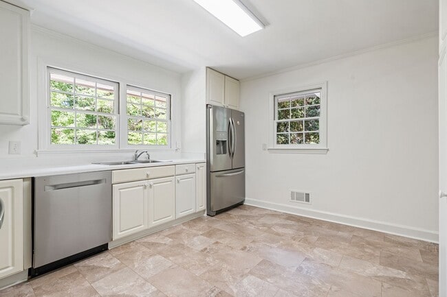 Building Photo - Heart of Chapel Hill! Roosevelt is ready for you!  4 bedrooms/3 bathrooms