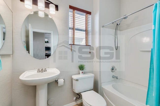 Foto del edificio - BEAUTIFUL 3 BEDROOM TOWNHOUSE AND COMMUNIT...