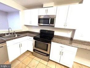 Building Photo - 526 Palmtree Dr