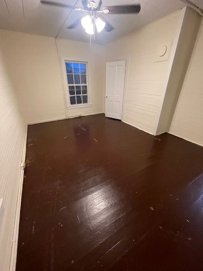 Building Photo - 2 Bedrooms- 1 Bathroom- Apartment in Lindale!