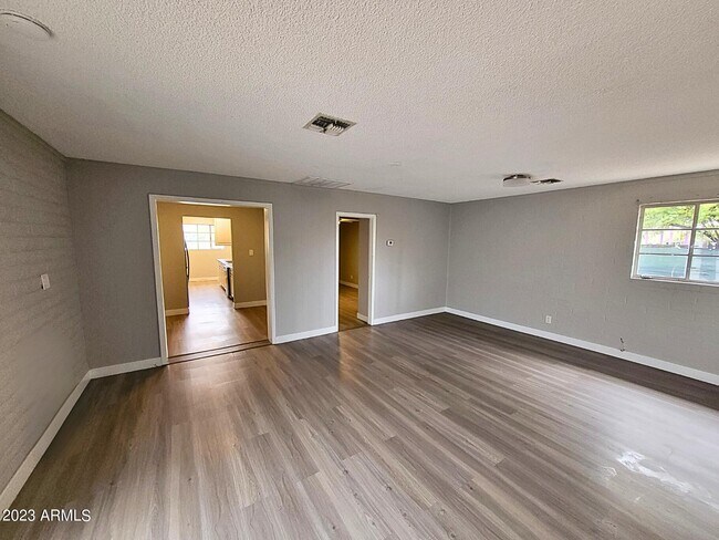 Foto del edificio - 2609 W McLellan Blvd