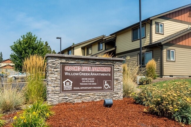 Building Photo - 410 NE Oak St