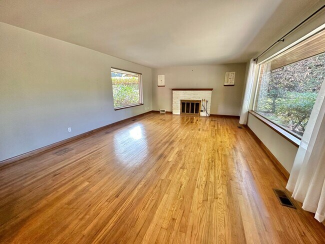 Building Photo - North Mercer Island Home .  First Hill