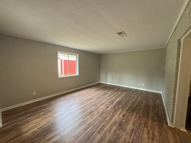 Building Photo - Remodeled and ready for New Tenant!!!