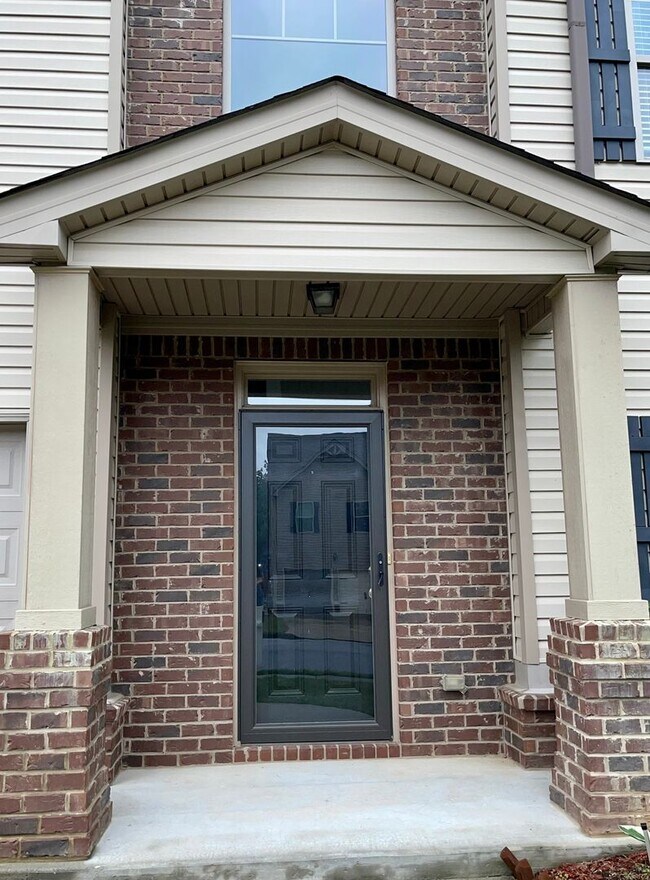Building Photo - Spacious, Immaculate 4 Bed/2.5 Bath Home i...