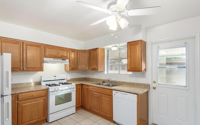 Building Photo - 6242 N 12th Pl