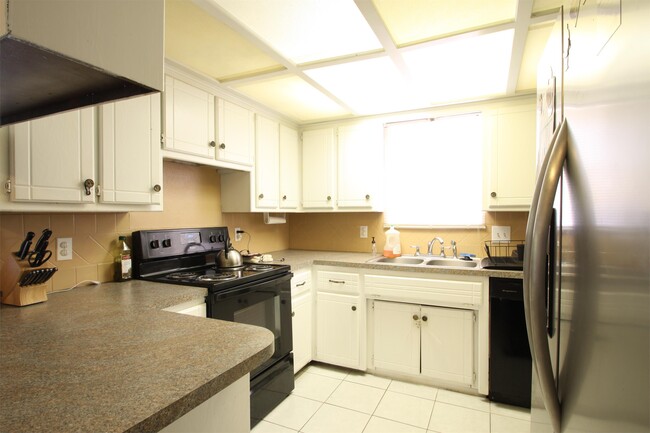 Building Photo - 1420 Straka Terrace