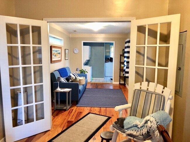 Building Photo - 1 Bedroom 1 Bath Cottage in Historic Distr...