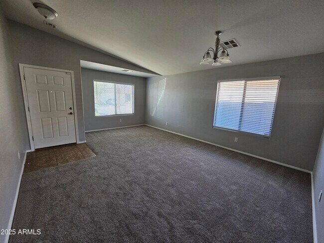 Foto del edificio - 45360 W Woody Rd
