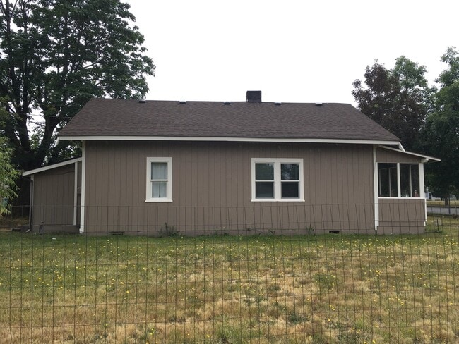 Foto del edificio - 3 Bdrm, 1 Bath Plus Bonus Room! Heart of Yelm! Fully Fenced Yard!