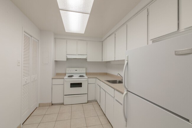 Building Photo - 900 Av. Rockland