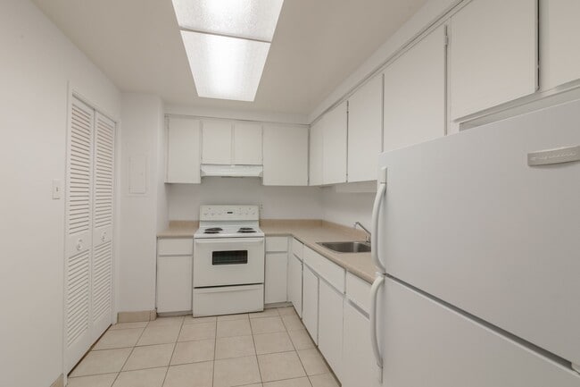 Building Photo - 900 Av. Rockland