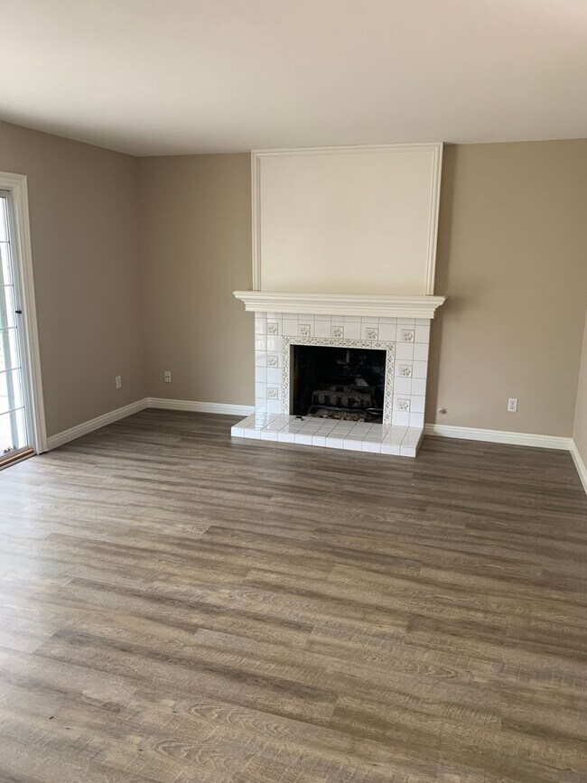 Building Photo - MOVE-IN READY! 4+2 on cul-de-sac w/XL bonu...