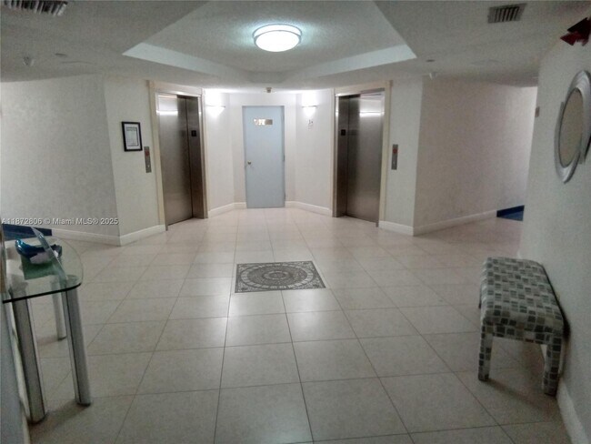 Foto del edificio - 1000 St Charles Pl