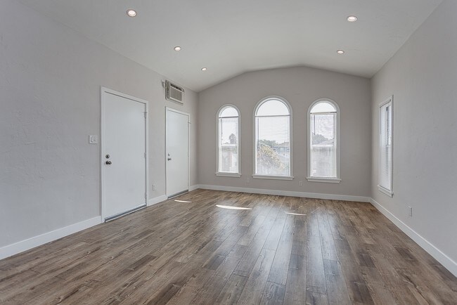 Building Photo - 1811 S Sycamore Ave, Los Angeles, CA 90019