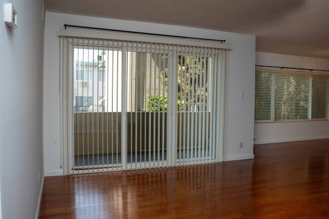 Foto del edificio - 4521 Colbath Ave