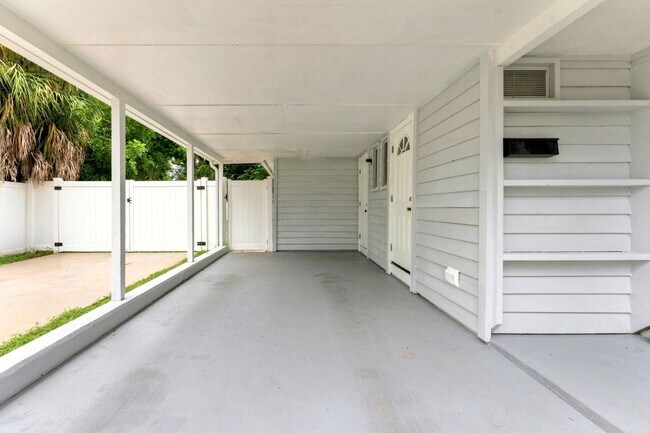 Building Photo - 7235 Orpine Dr N
