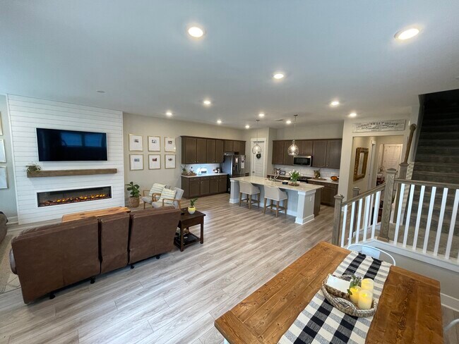 Building Photo - 119 Trumpet Vine Dr