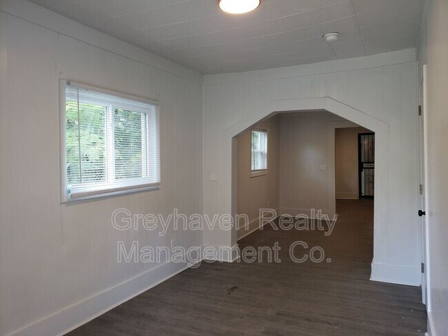 Building Photo - 924 W 37th St
