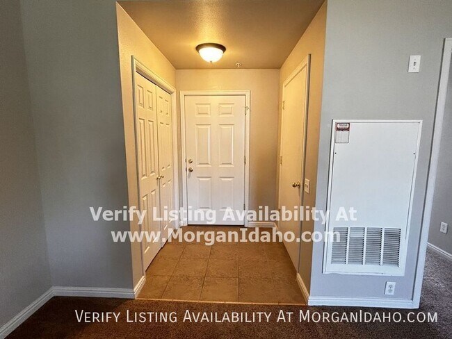 Foto del edificio - Upstairs with covered parking, large bath,...